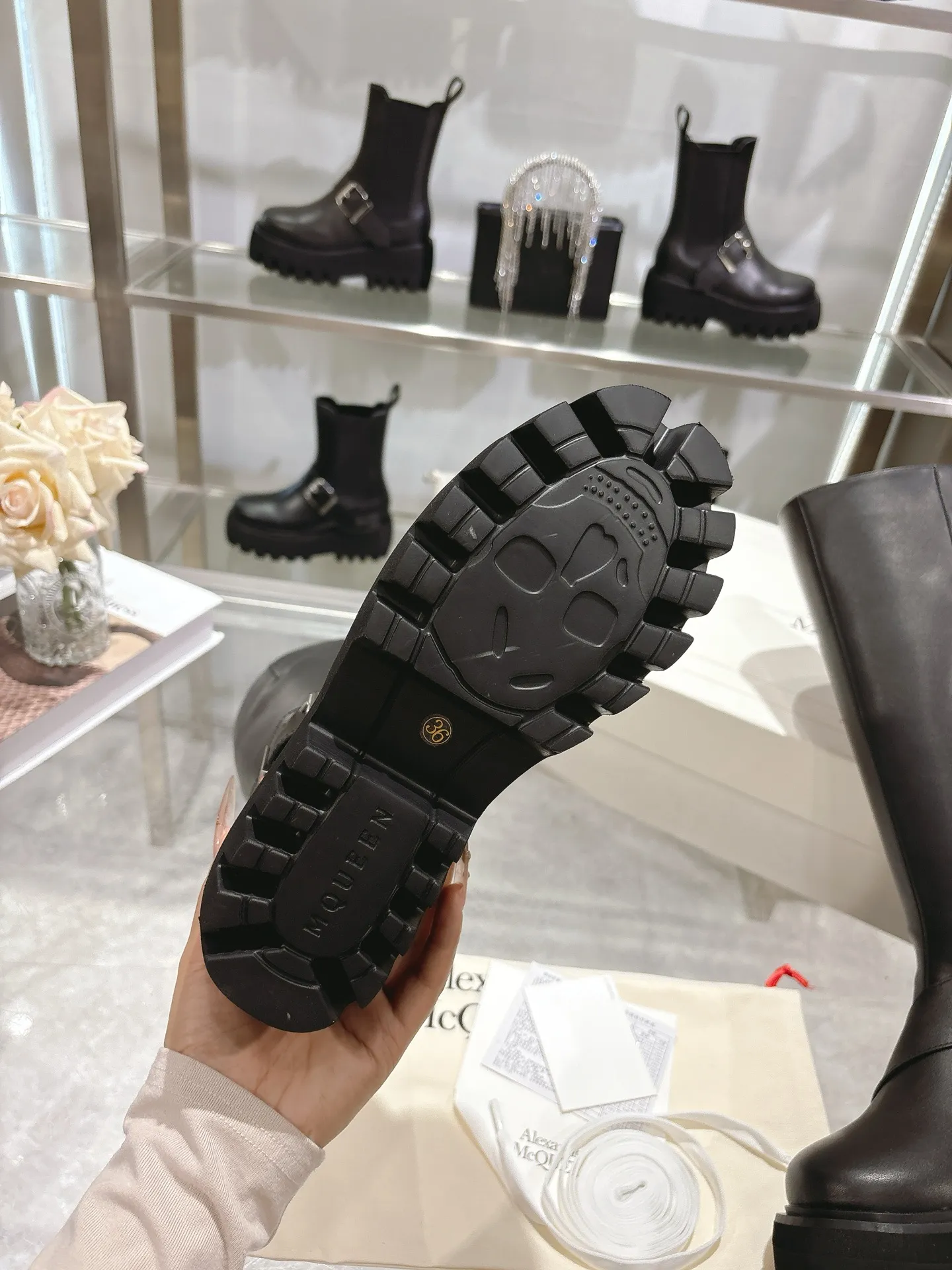 👟👟Ex-factory price 1000👟👟 The official website is synchronized with MCQUEEN/McQueen 2025 autumn and winter Sofa Chelsea boots. Silver metal buckle on the side of the shoe. Equipped with light flange and several layers of combined outsole. 6 cm thickness. Heel pull-on process. Black calfskin fabric. Women 35-40.